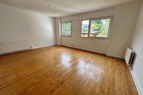 13 Alphington Green reception room.jpg