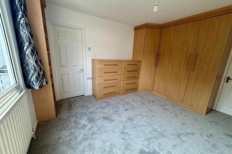 13 Alphington Green bedroom 1.jpg