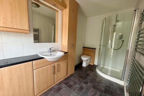 13 Alphington Green ensuite.jpg