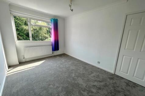 13 Alphington Green bedroom 2.jpg