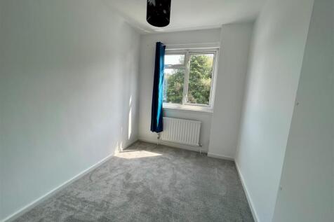 13 Alphington Green bedroom 4.jpg