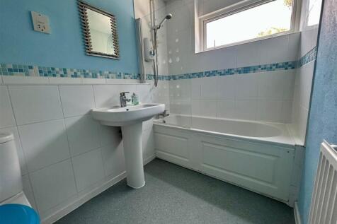 13 Alphington Green bathroom.jpg