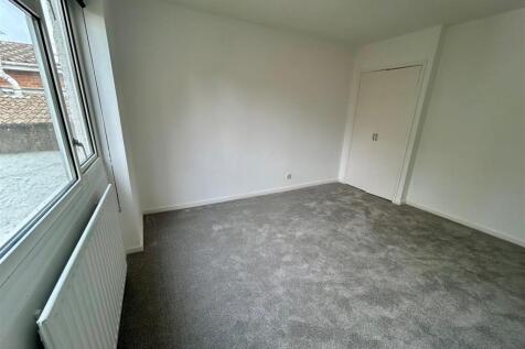 13 Alphington Green bedroom 3.jpg