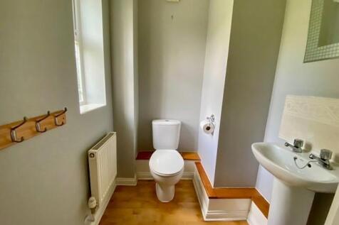 15 Brock Gardens cloakroom.jpg