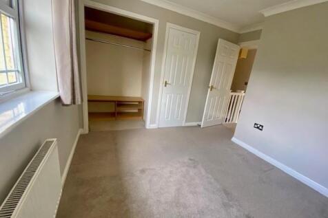 15 Brock Gardens bedroom.jpg
