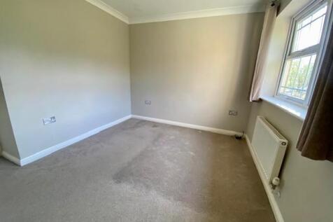 15 Brock Gardens bedroom2.jpg