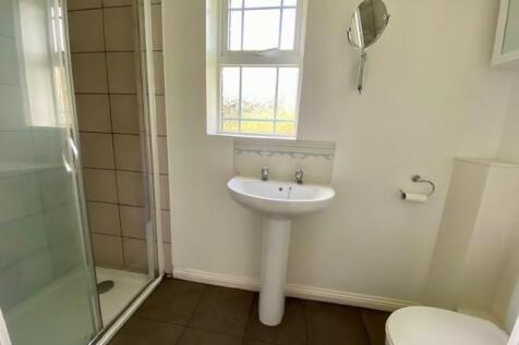 15 Brock Gardens ensuite.jpg