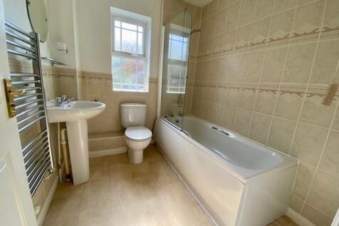 15 Brock Gardens bathroom.jpg