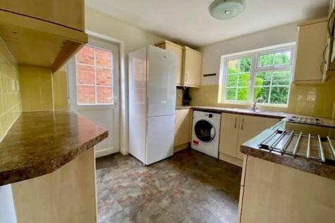 30 Kevins Grove kitchen.jpg