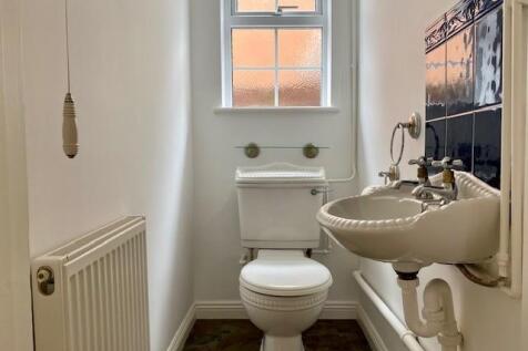 30 Kevins Grove cloakroom.jpg
