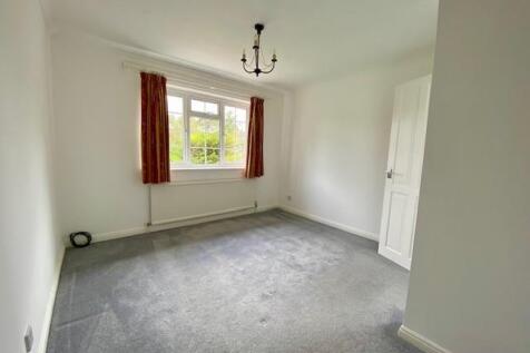 30 Kevins Grove bedroom1.jpg