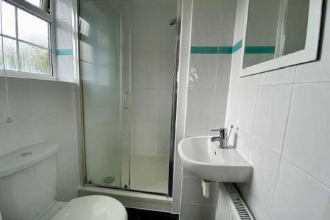 30 Kevins Grove ensuite.jpg