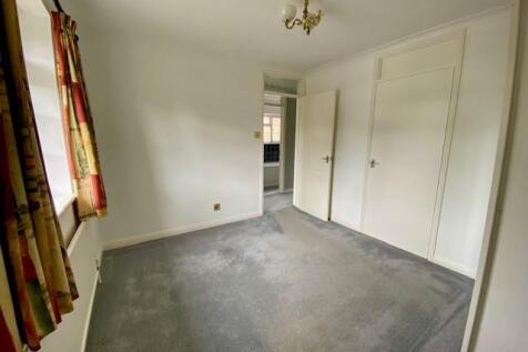 30 Kevins Grove bedroom 2.jpg