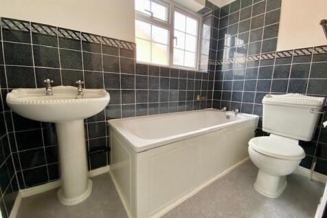 30 Kevins Grove bathroom.jpg