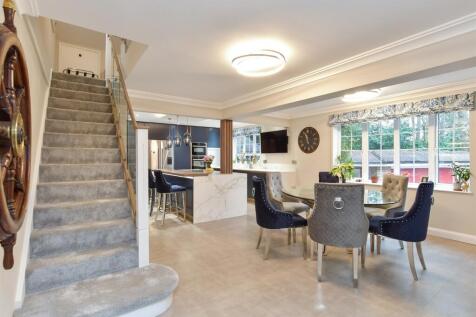 Kitchen/ Dining Area
