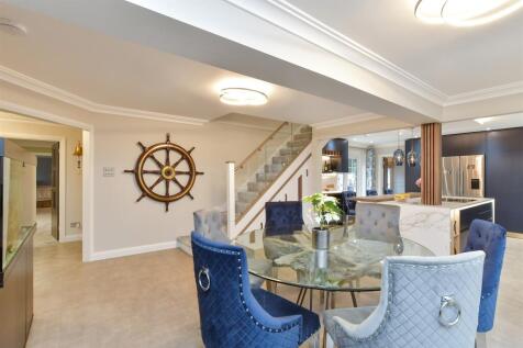 Kitchen/ Dining Area