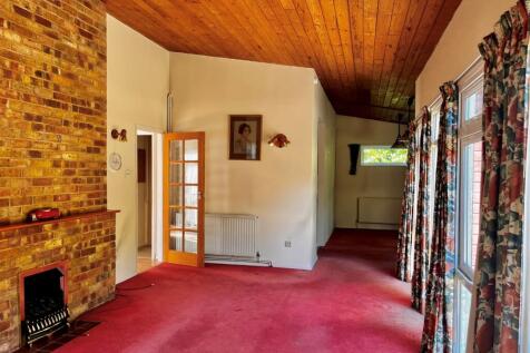 Lounge/Dining Area