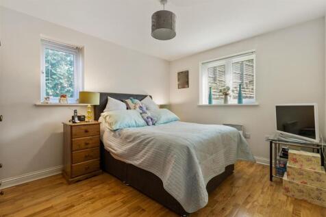 Bedroom 1a.jpg