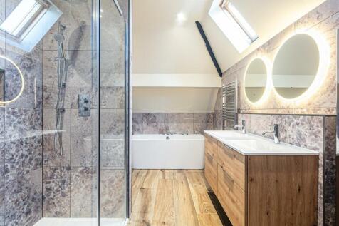 Ensuite to principal bedroom