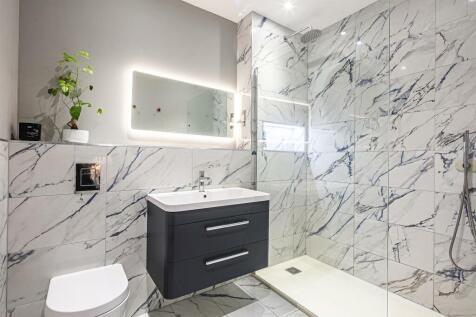 Ensuite to principal bedroom