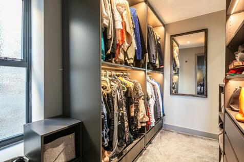 Ensuite dressing room to principal