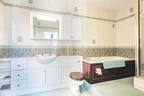 Ensuite to bed 2