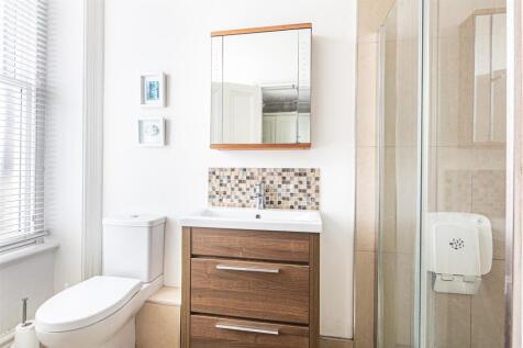Ensuite to principal bedroom