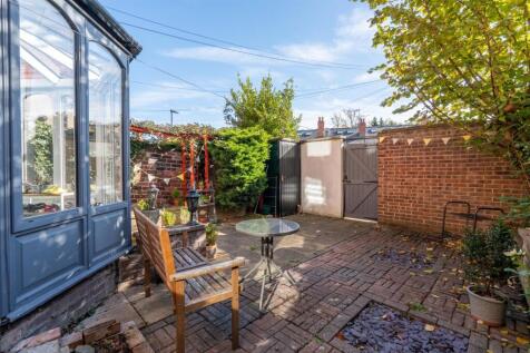 433A Glossop - Garden and gated drive