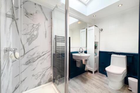 433 Glossop - Shower room