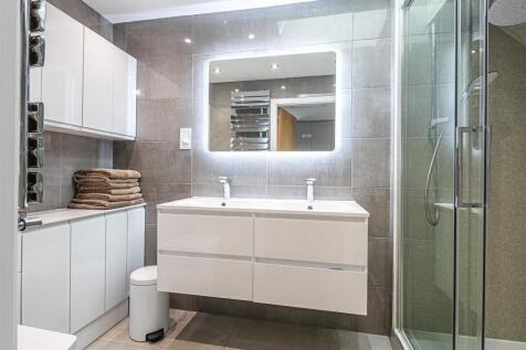 Ensuite to principal bedroom