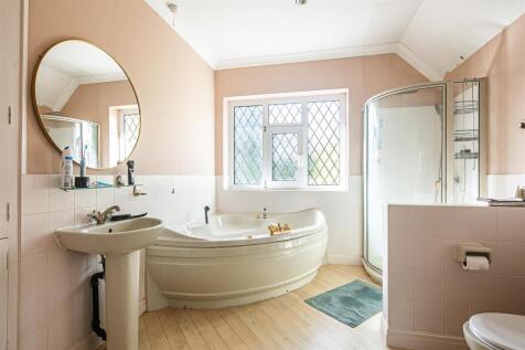 Ensuite to principal bedroom