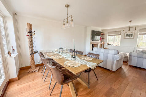 DINING LOUNGE