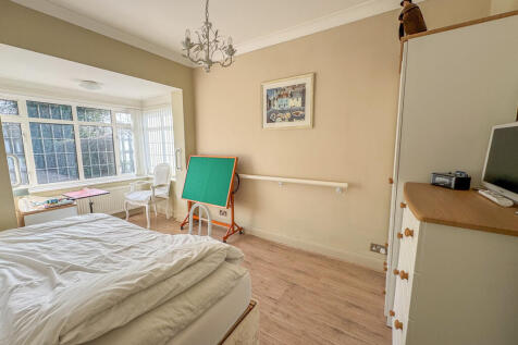 bedroom 4/sitting...