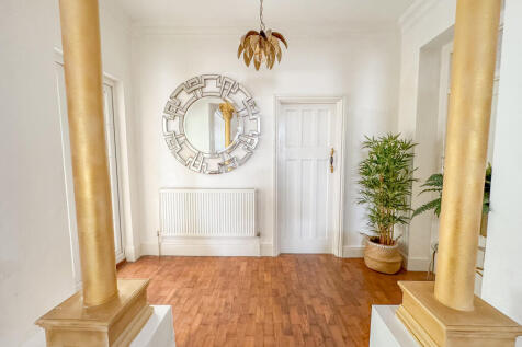 INNER HALL - LOBB...