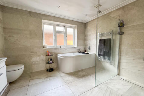 bed1 ensuite imag...