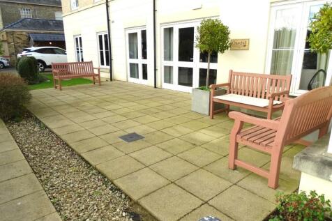 LARGE PATIO AREA