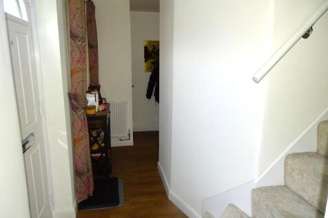 GOOD SIZE L-SHAPED ENTRANCE HALL