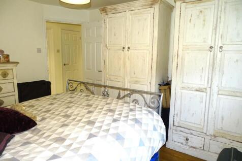 SPACE FOR FREESTANDING WARDROBES