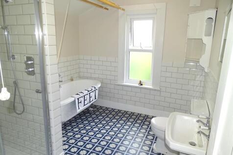 FOUR PIECE VICTORIAN STYLE BATHROOM