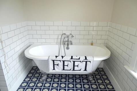 FEATURE BALL AND CLAW TUB BATH