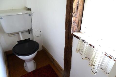 GROUND FLOOR SEPARATE WC