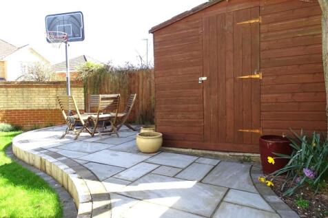 FEATURE RAISED CORNER PATIO