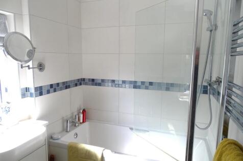 MODERN FAMILY BATHROOM (refitted in 2021)