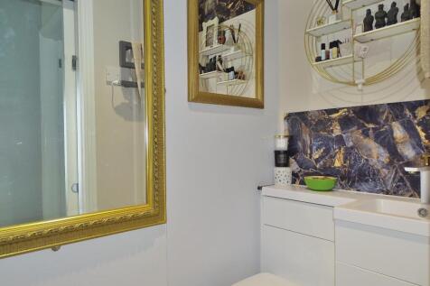 GROUND FLOOR CLOAKROOM