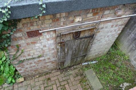 GARDEN EQUIPMENT STORAGE