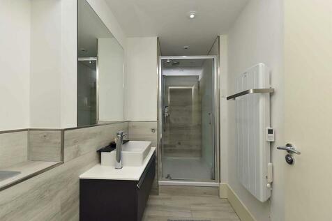 EN-SUITE SHOWER ROOM