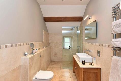 EN-SUITE BATHROOM