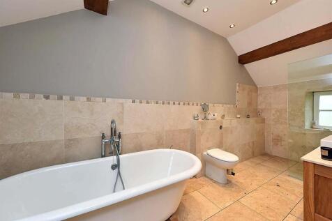 EN-SUITE BATHROOM