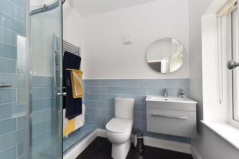 EN-SUITE SHOWER ROOM