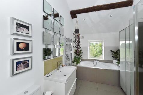 FAMILY BATHROOM/WC